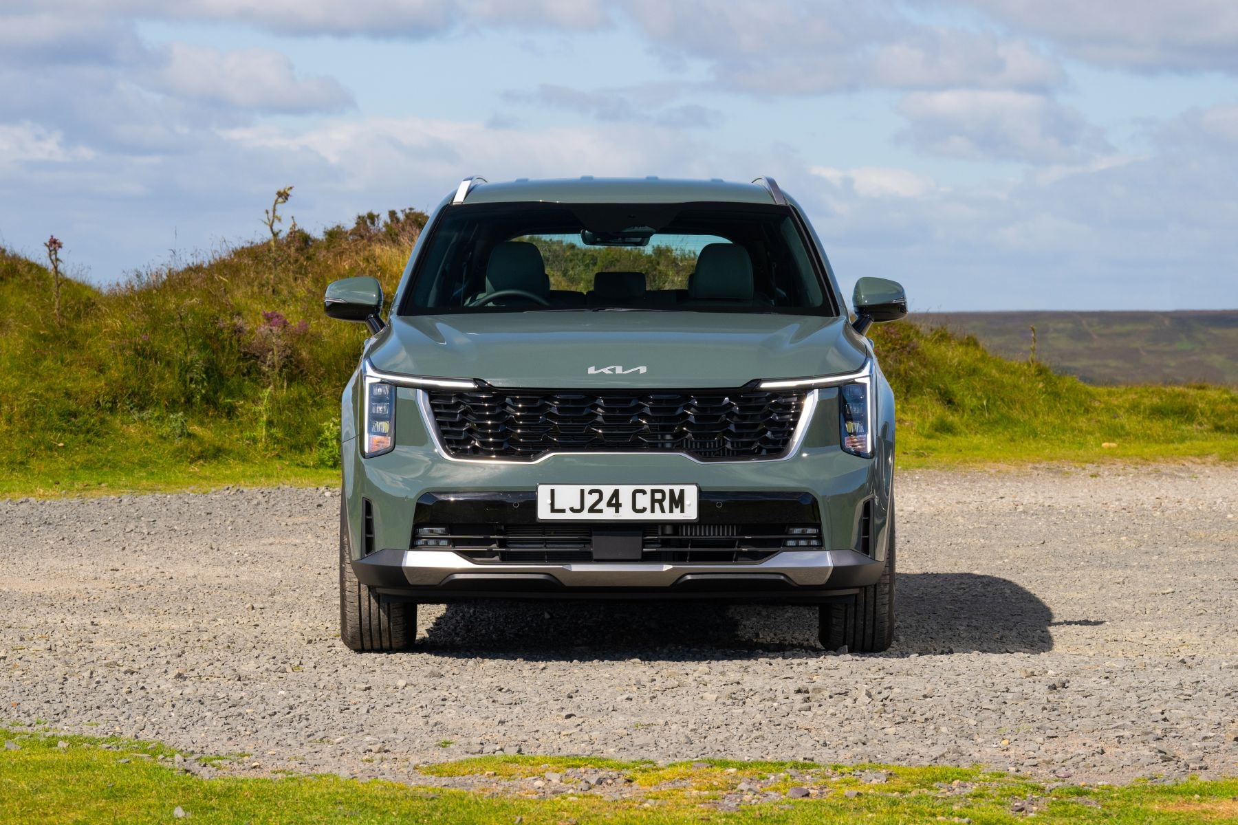 Detalle de las luces delanteras del Kia Sorento, un diseño futurista