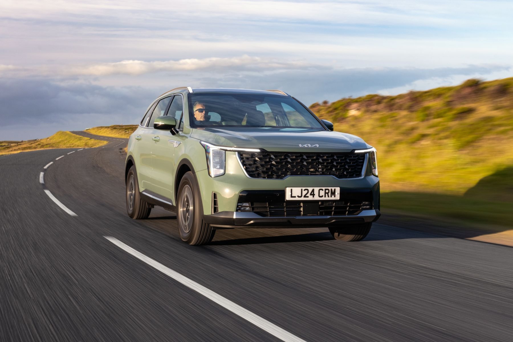 Emblema del Kia Sorento Híbrido en el capó, símbolo de innovación