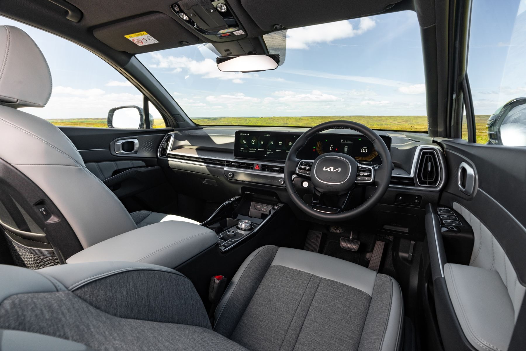 El Kia Sorento Híbrido en movimiento, combina diseño y funcionalidad.