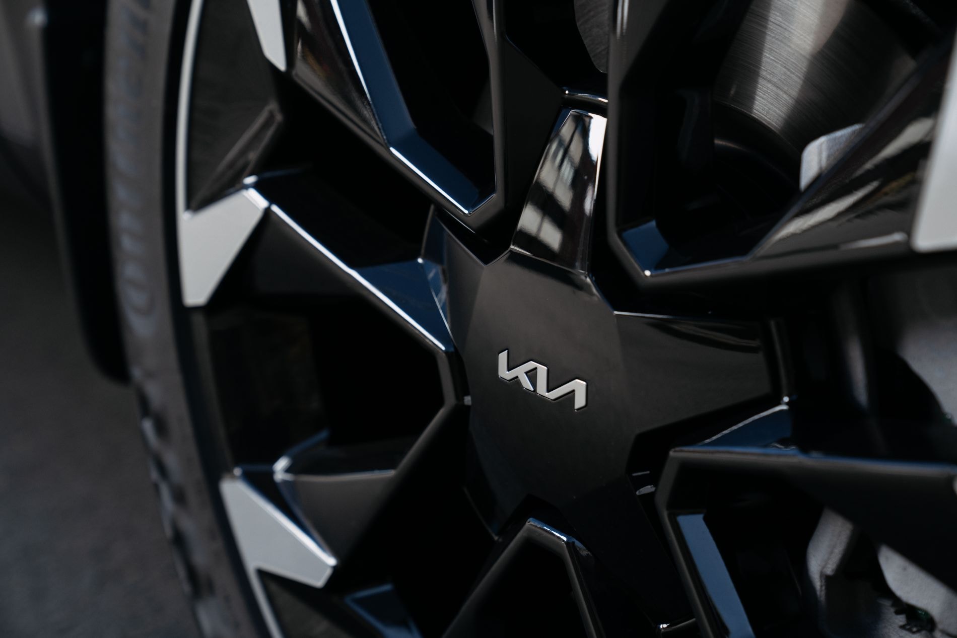 Frontal imponente del Kia Sorento Híbrido, símbolo de su eficiencia y diseño.