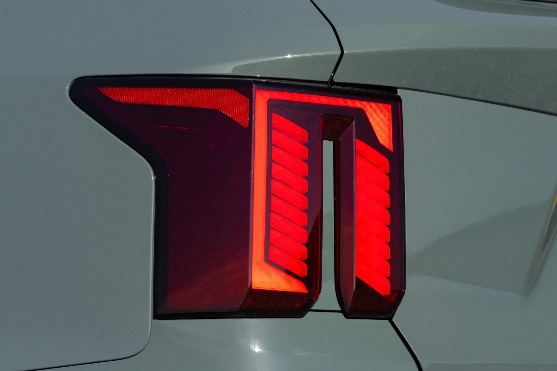 Vista frontal del Kia Sorento Híbrido, destacando su parrilla y ópticas