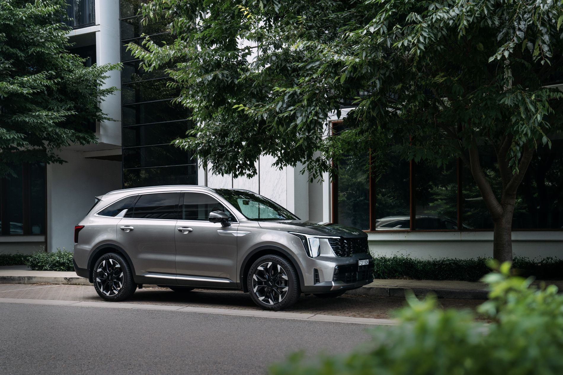 Frontal del Kia Sorento Híbrido, con una parrilla distintiva y faros LED.