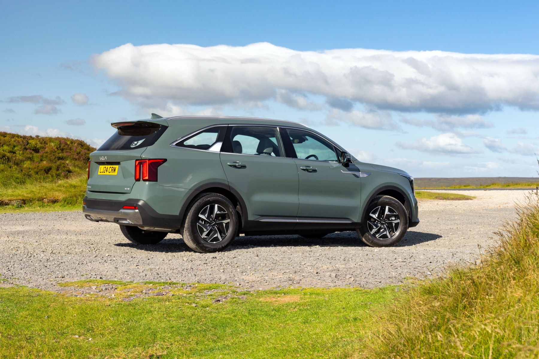 Interior del Kia Sorento Híbrido, con asientos espaciosos y tecnología avanzada.