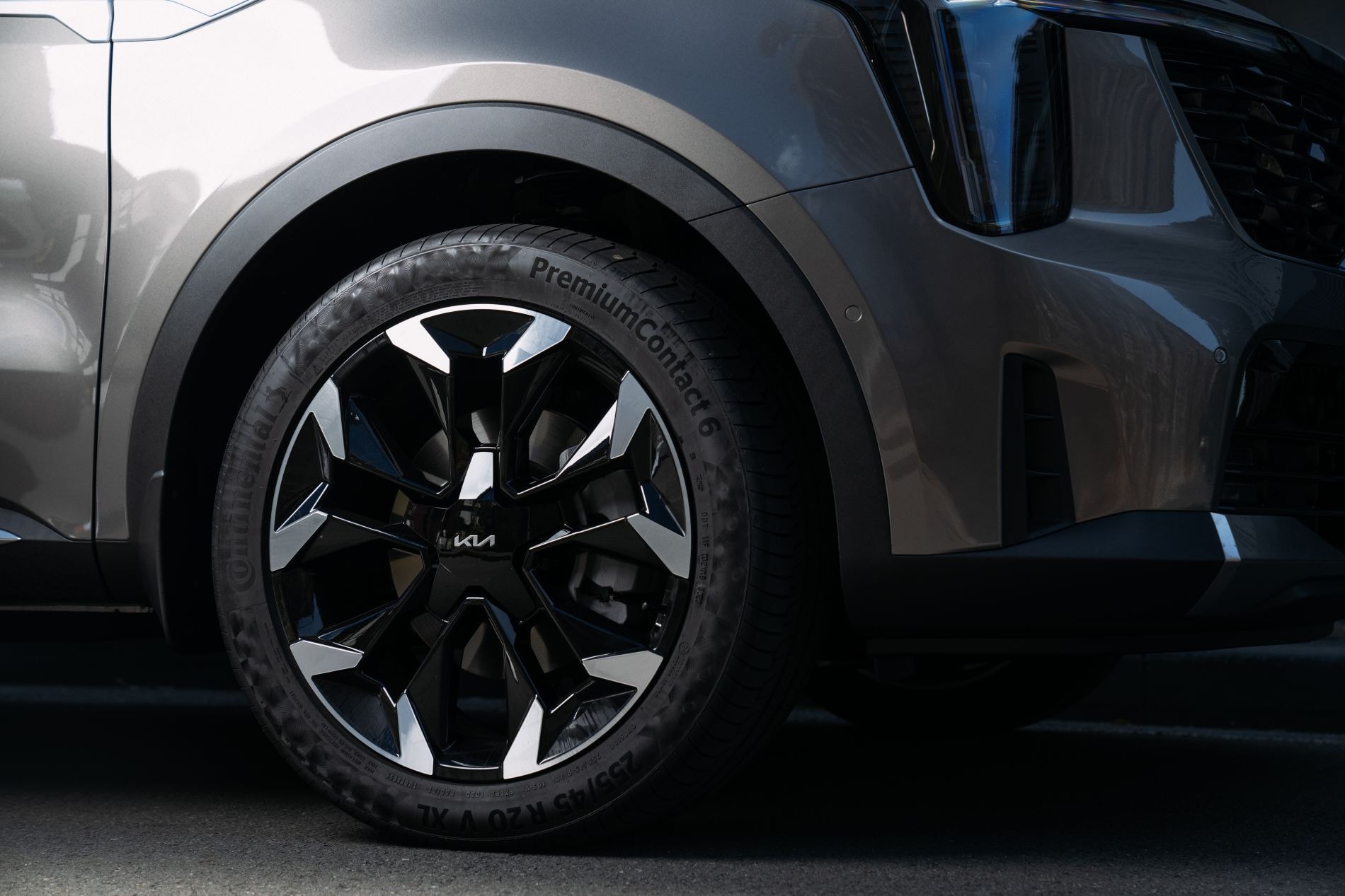 Vista lateral del interior elegante y moderno del Kia Sorento Híbrido.