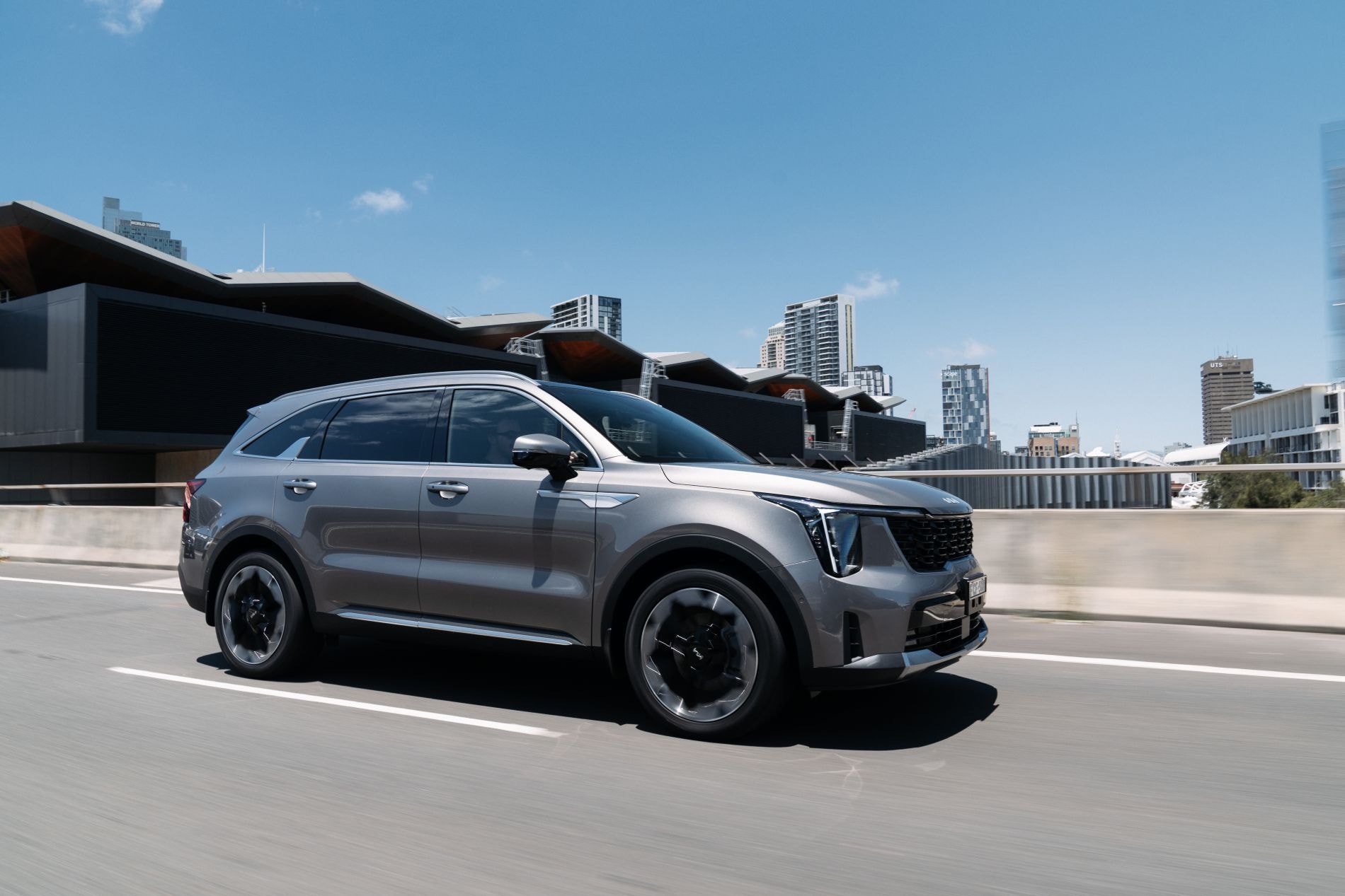 El Kia Sorento Híbrido en movimiento destaca por su diseño aerodinámico.