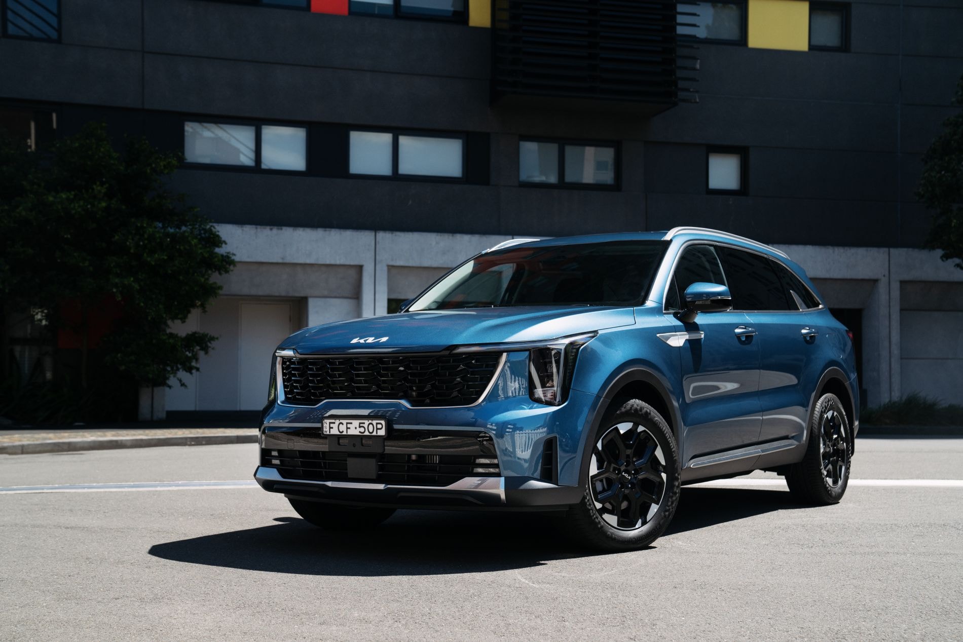 Perfil lateral del Kia Sorento Híbrido, evidenciando su robustez.