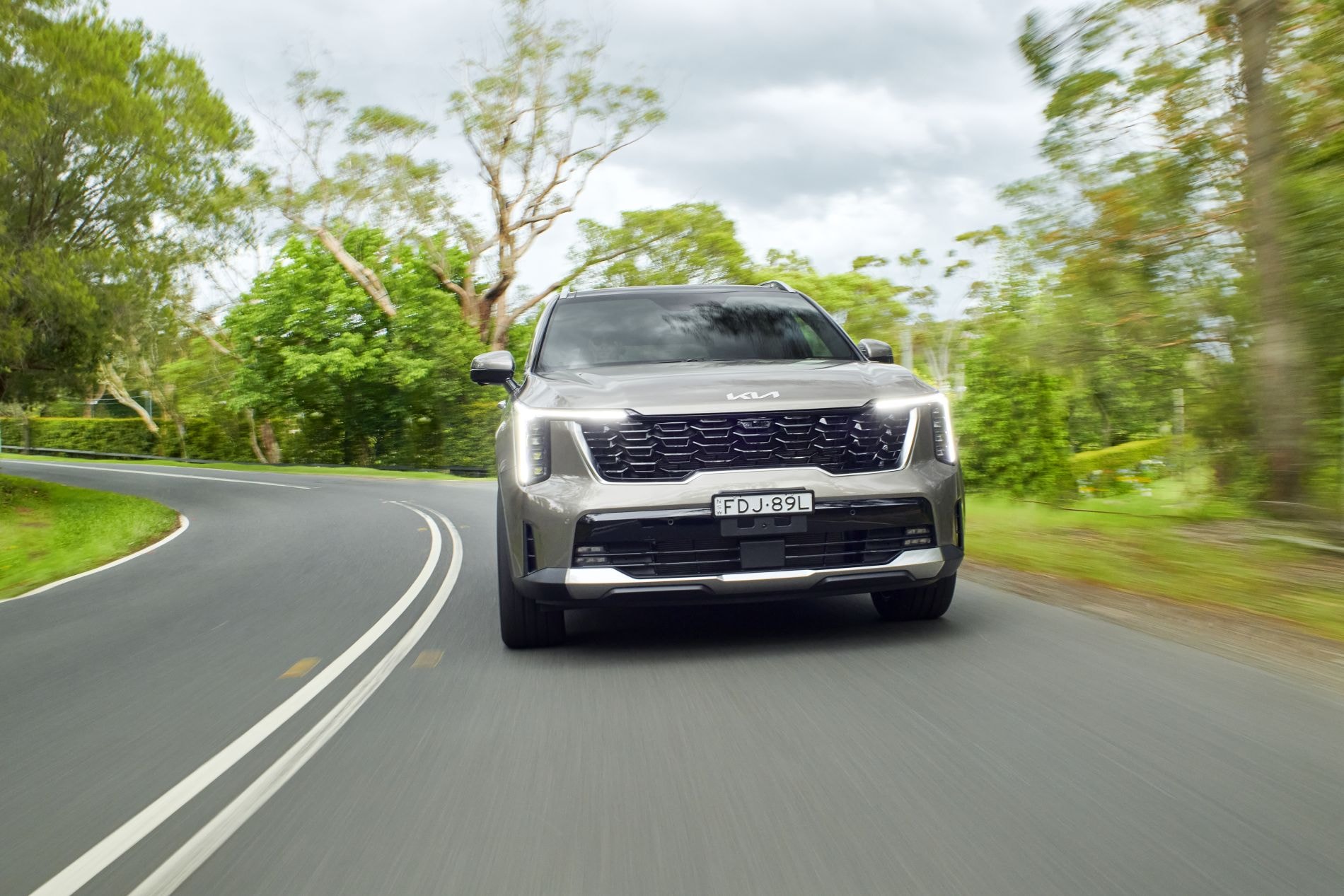 Primer plano de la llanta del Kia Sorento Híbrido con un diseño moderno y atractivo.