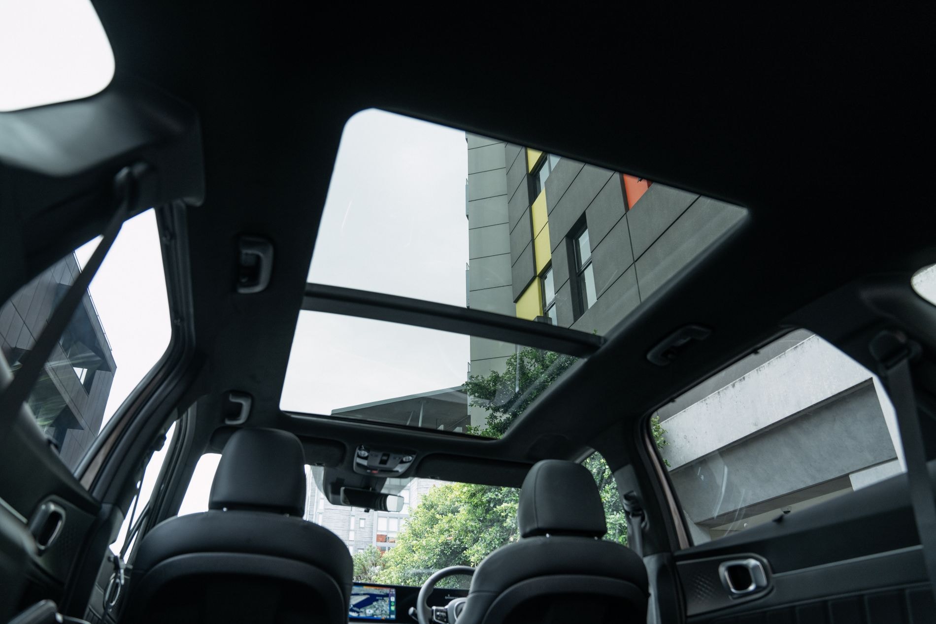 Detalle del logo Sorento en la parte trasera, símbolo de calidad.