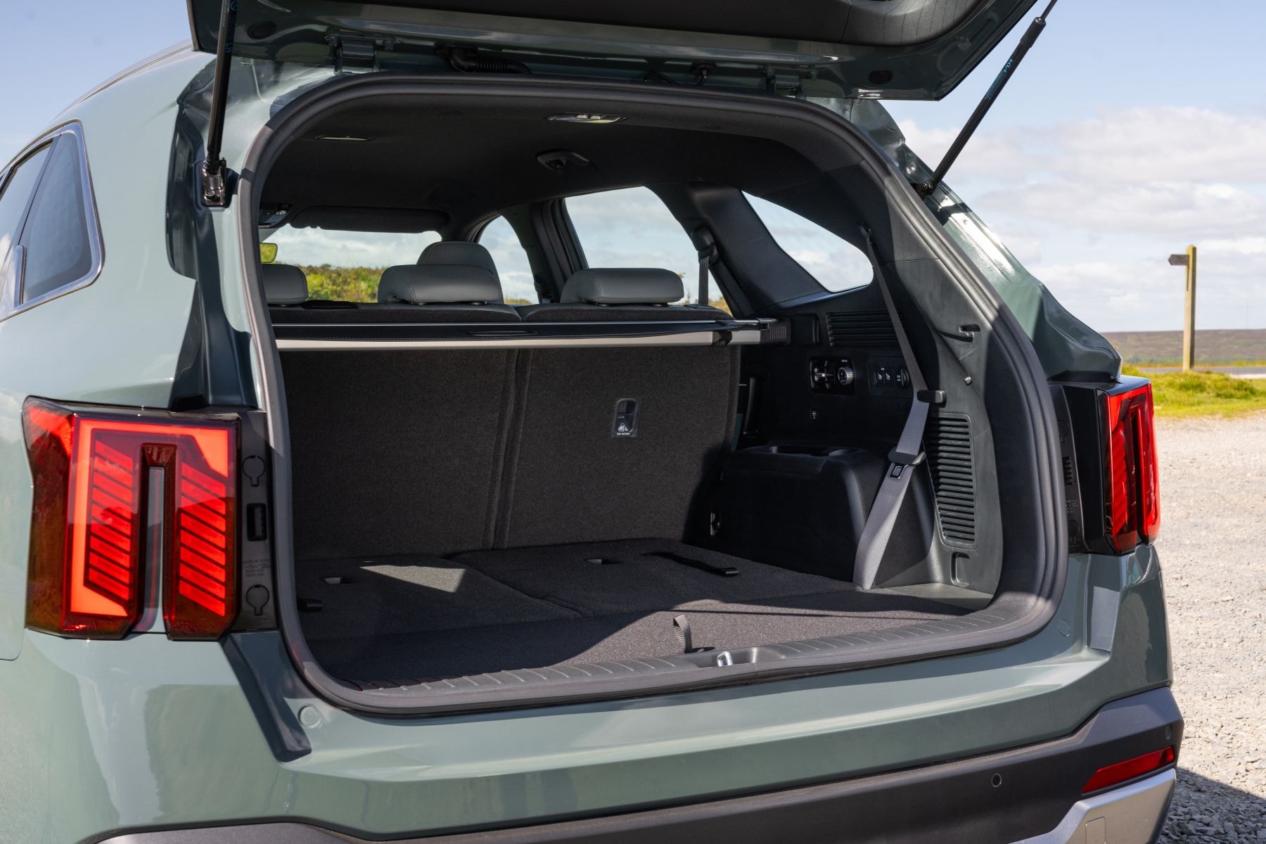 Maletero del Kia Sorento Híbrido abierto, mostrando gran capacidad de carga.