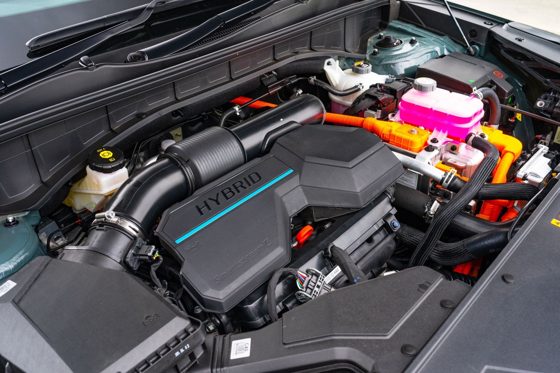 Maletero espacioso con asientos traseros abatidos, ideal para viajes.