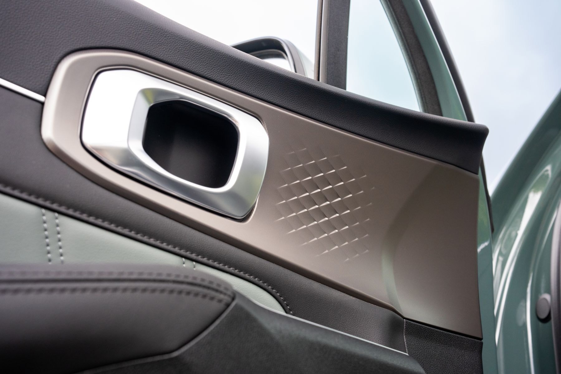 Vista detallada del motor híbrido, reflejando tecnología avanzada.