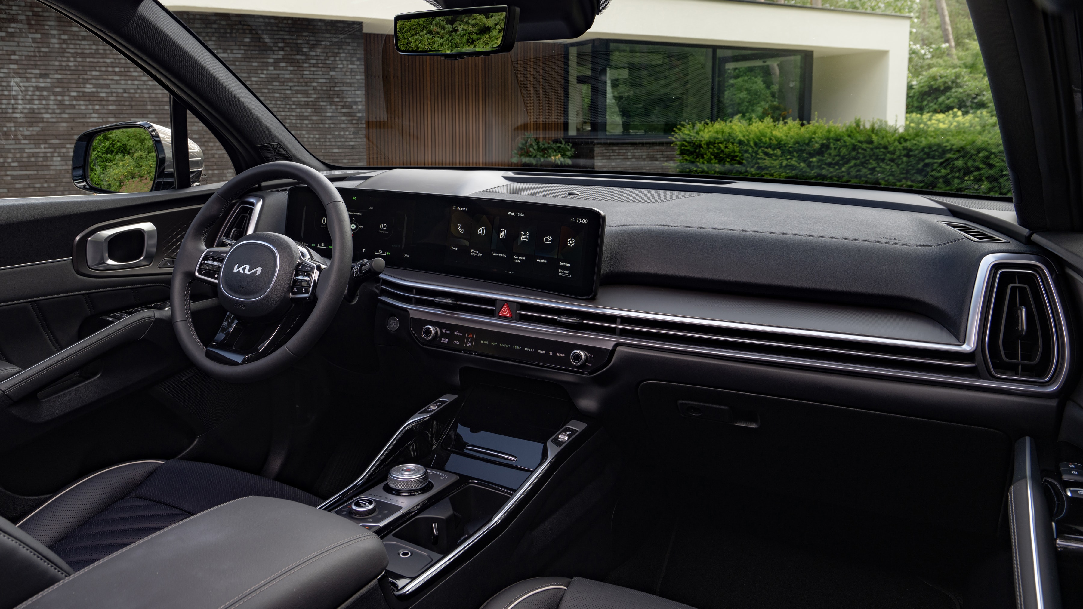 El Kia Sorento Híbrido en una ruta pintoresca, combina versatilidad y estilo.