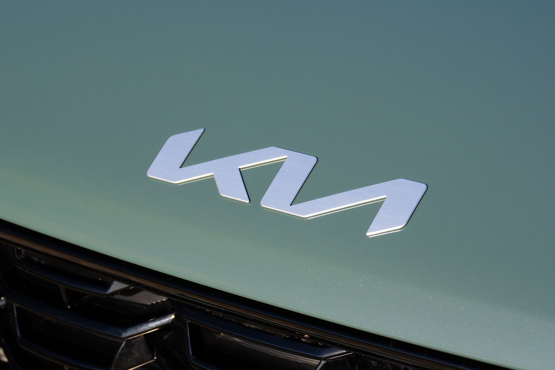 Perfil lateral del Kia Sorento Híbrido, resaltando su robustez y estilo