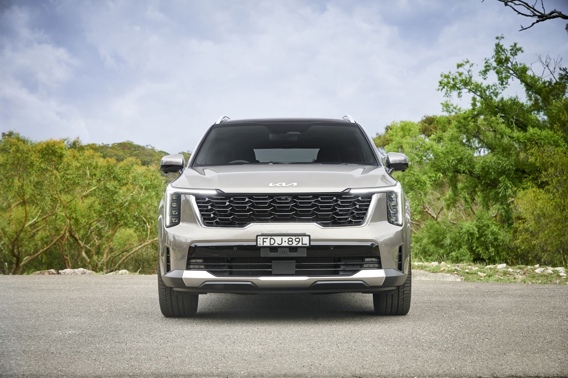 Perfil atrevido del Kia Sorento Híbrido que muestra su robustez y estilo.