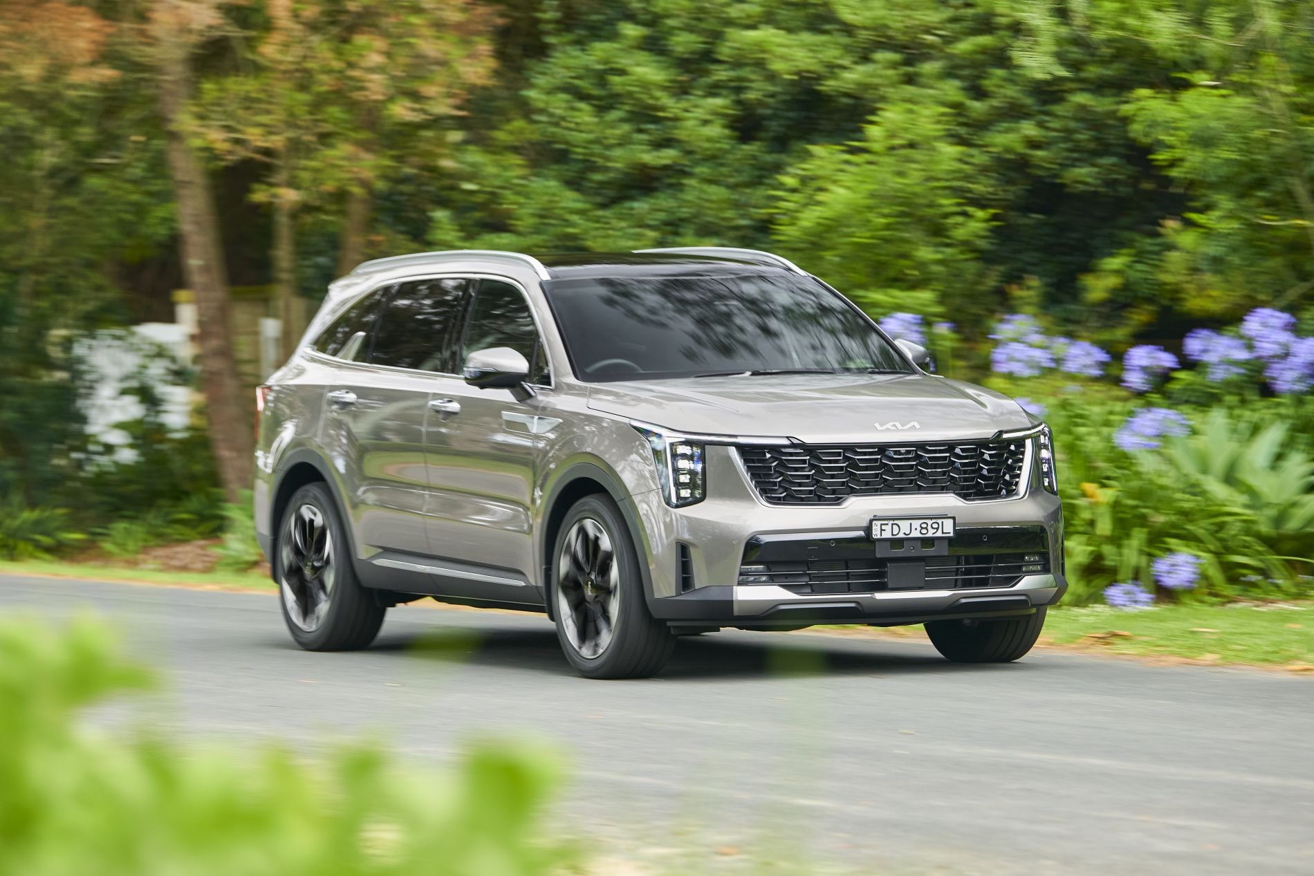 Vista trasera del Kia Sorento Híbrido, atrapante y práctico para la ciudad.