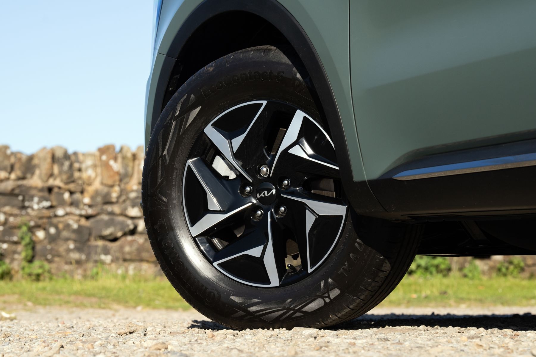 Rueda del Kia Sorento Híbrido, mostrando su diseño elegante y deportivo