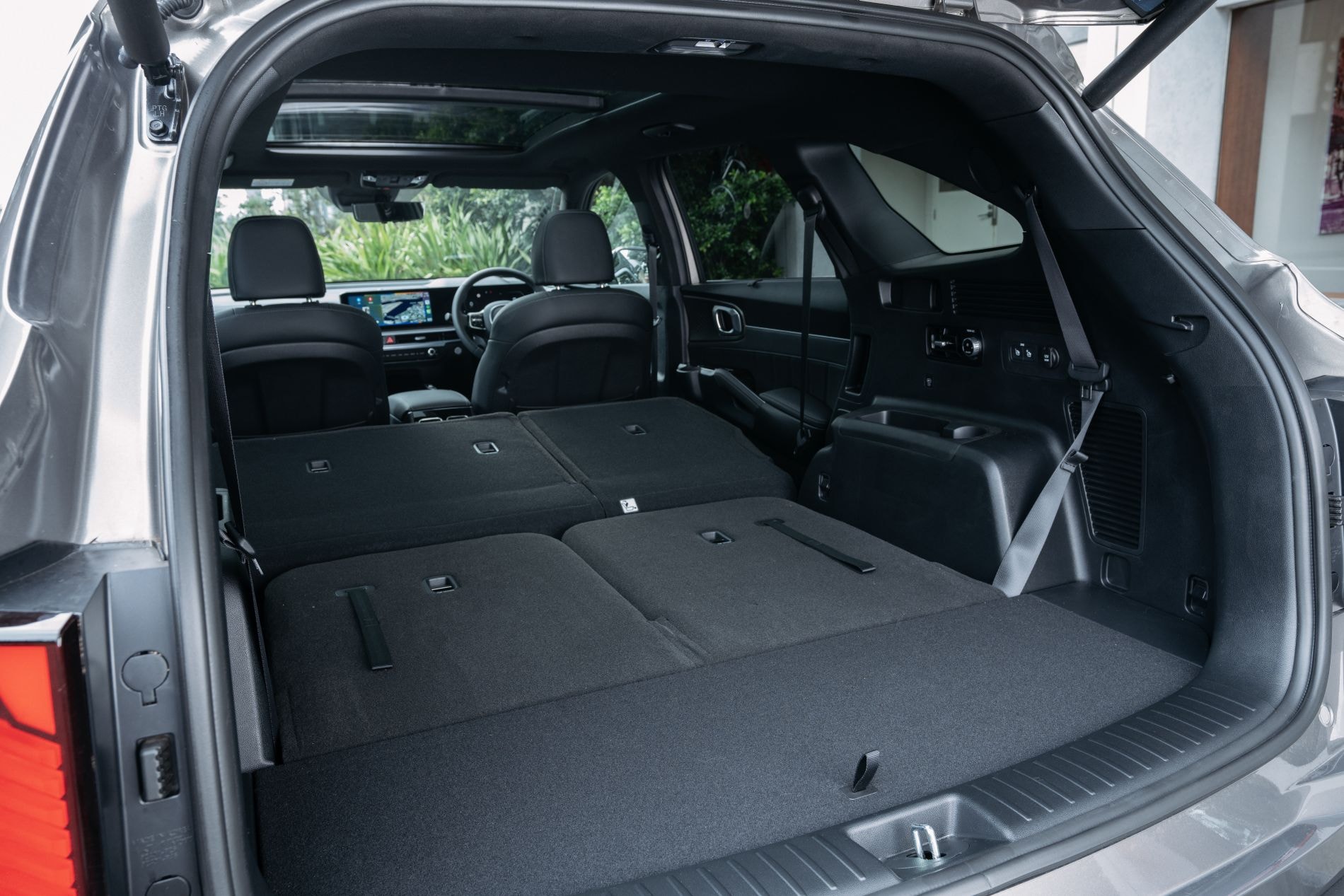 Kia Sorento Híbrido estacionado, resaltando su elegancia en entorno urbano.