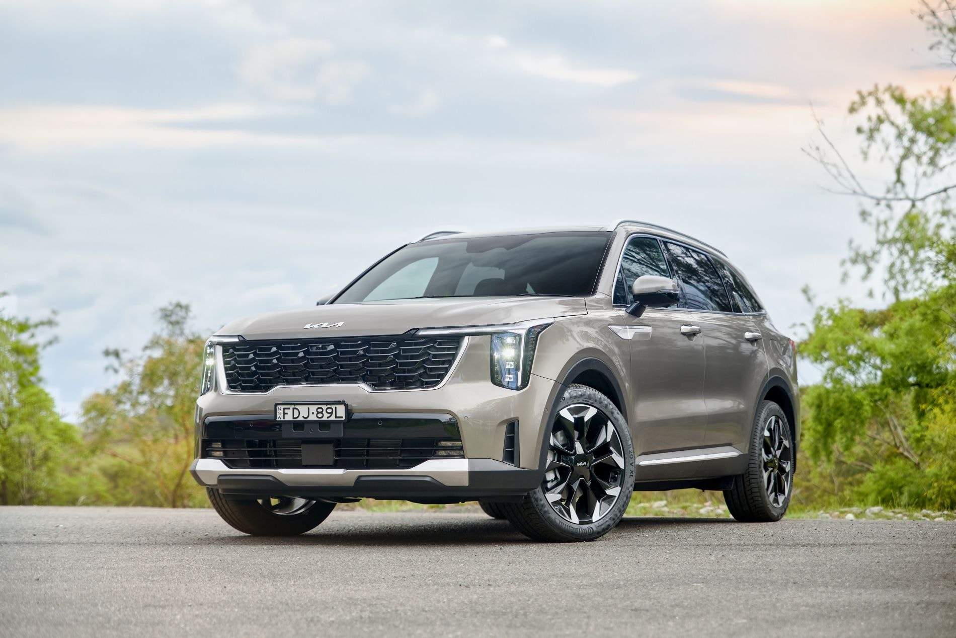 Vista trasera del Kia Sorento Híbrido, mostrando su diseño moderno.