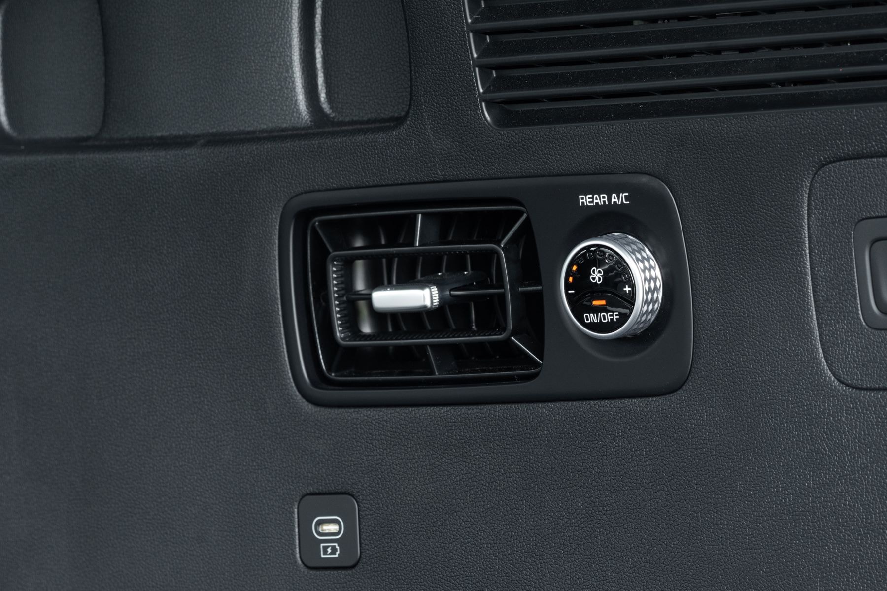 Asientos traseros del Kia Sorento, diseñados para comodidad y espacio.