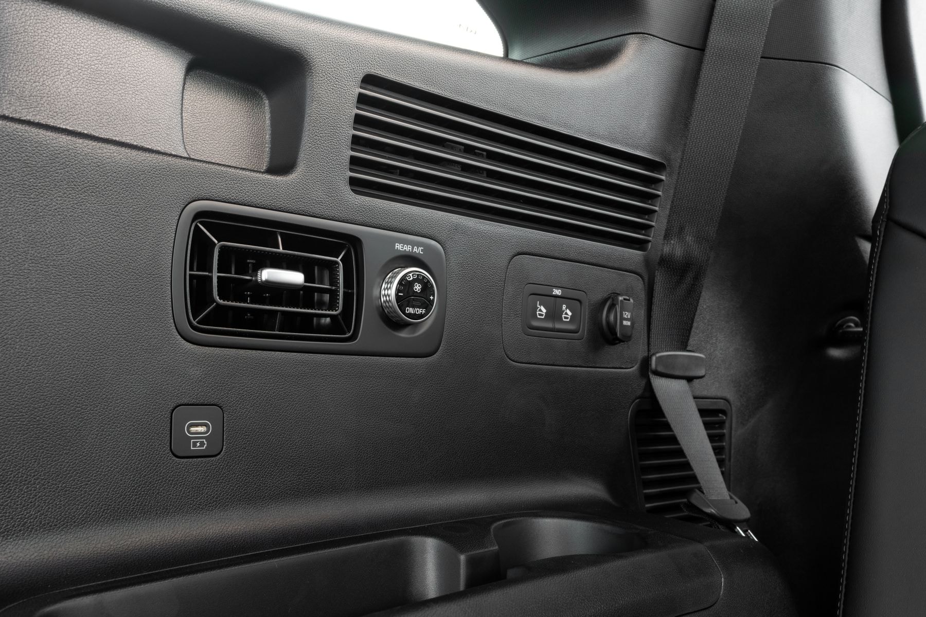 Vista lateral y delantera del Kia Sorento, donde destacan sus líneas elegantes.