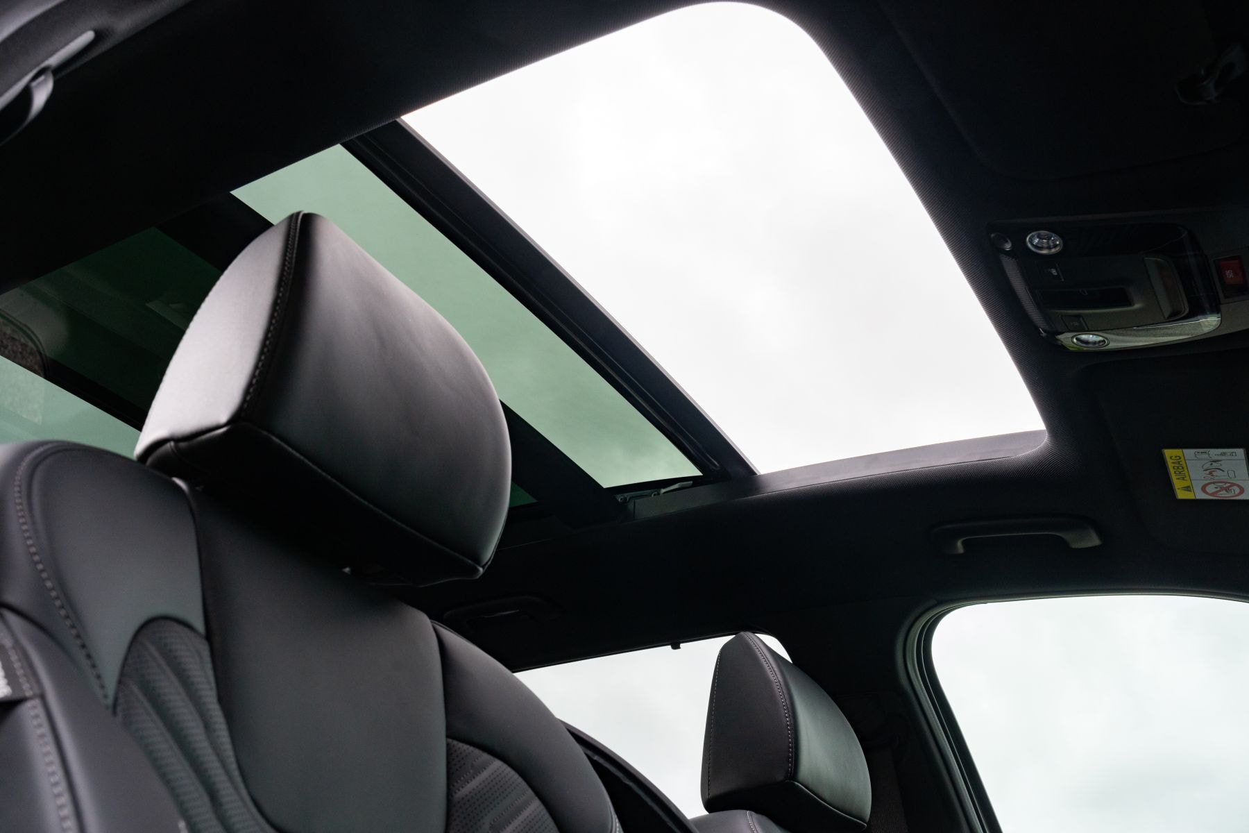 Maletero del Kia Sorento con asientos abatidos, ideal para mayor espacio.