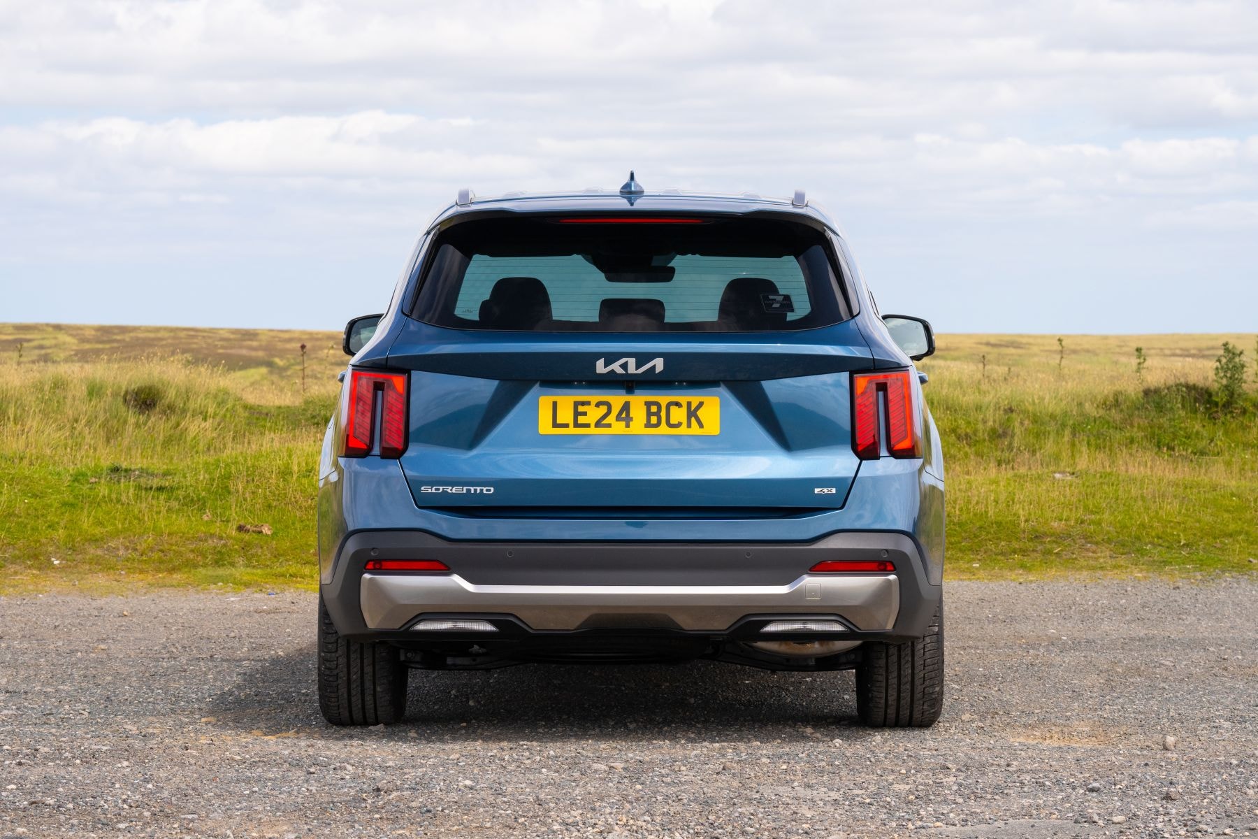 Kia Sorento en movimiento, mostrando su diseño robusto y elegante.