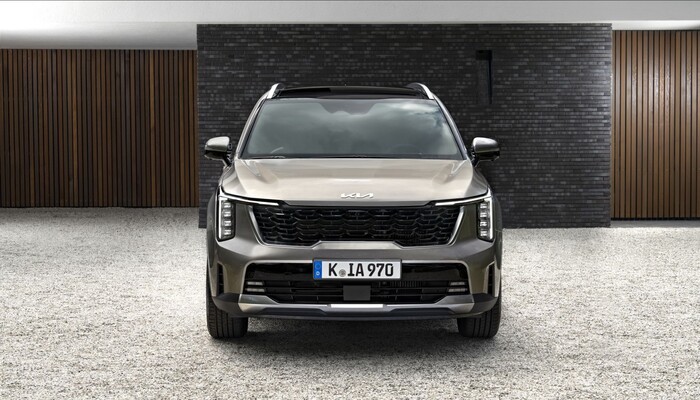 Vista frontal del Kia Sorento, destaca su diseño audaz y moderno. Vista frontal del Kia Sorento, destaca su diseño audaz y moderno.