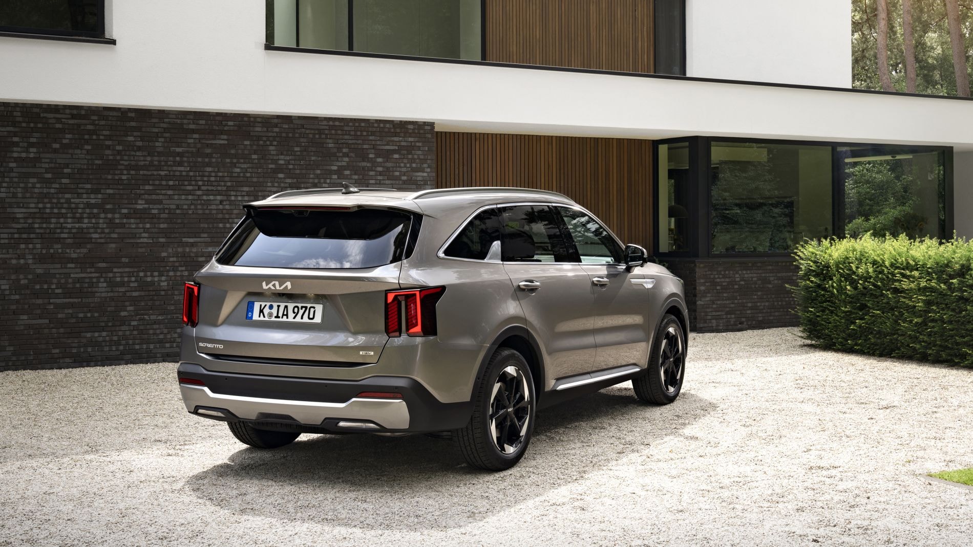 Impresionante vista frontal del Kia Sorento, con una parrilla distintiva.