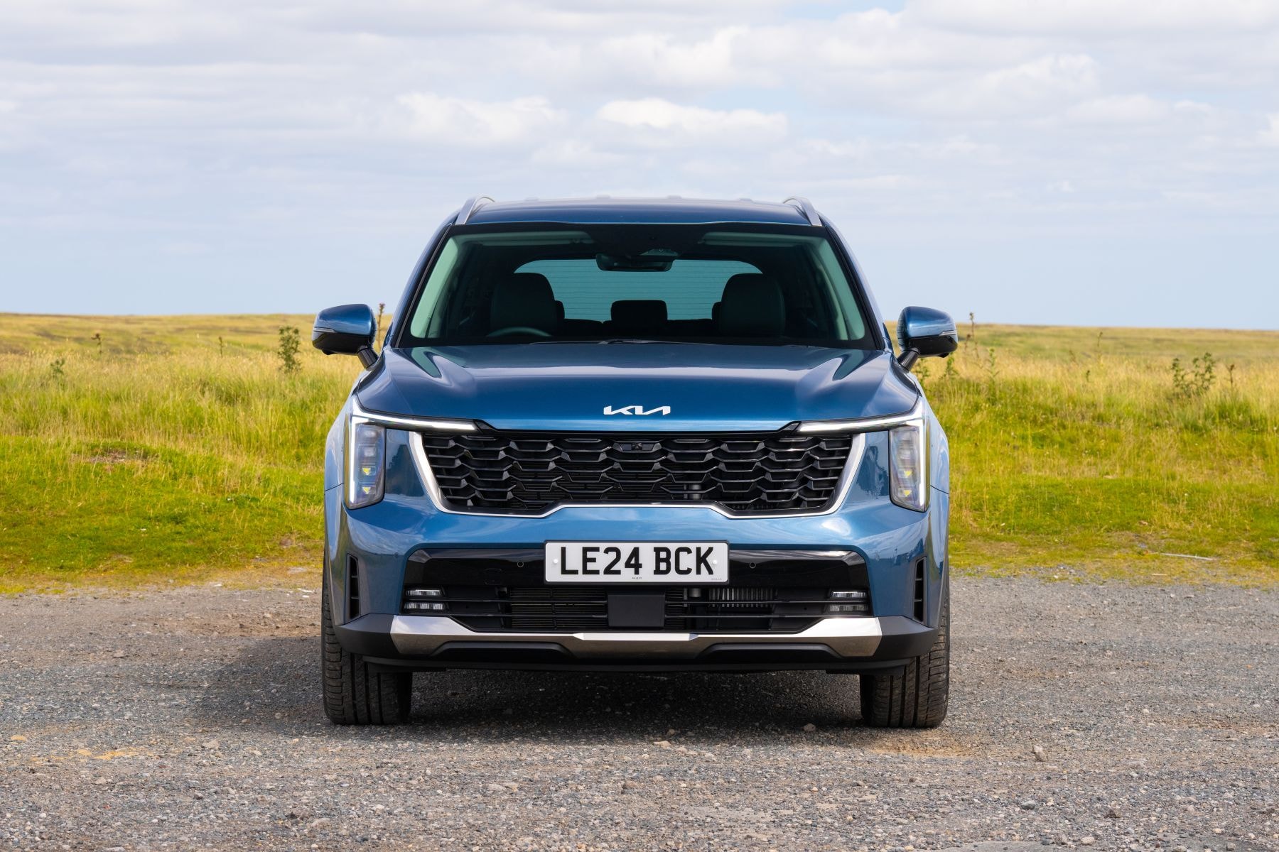 Imponente vista frontal del Kia Sorento, con parrilla distintiva.