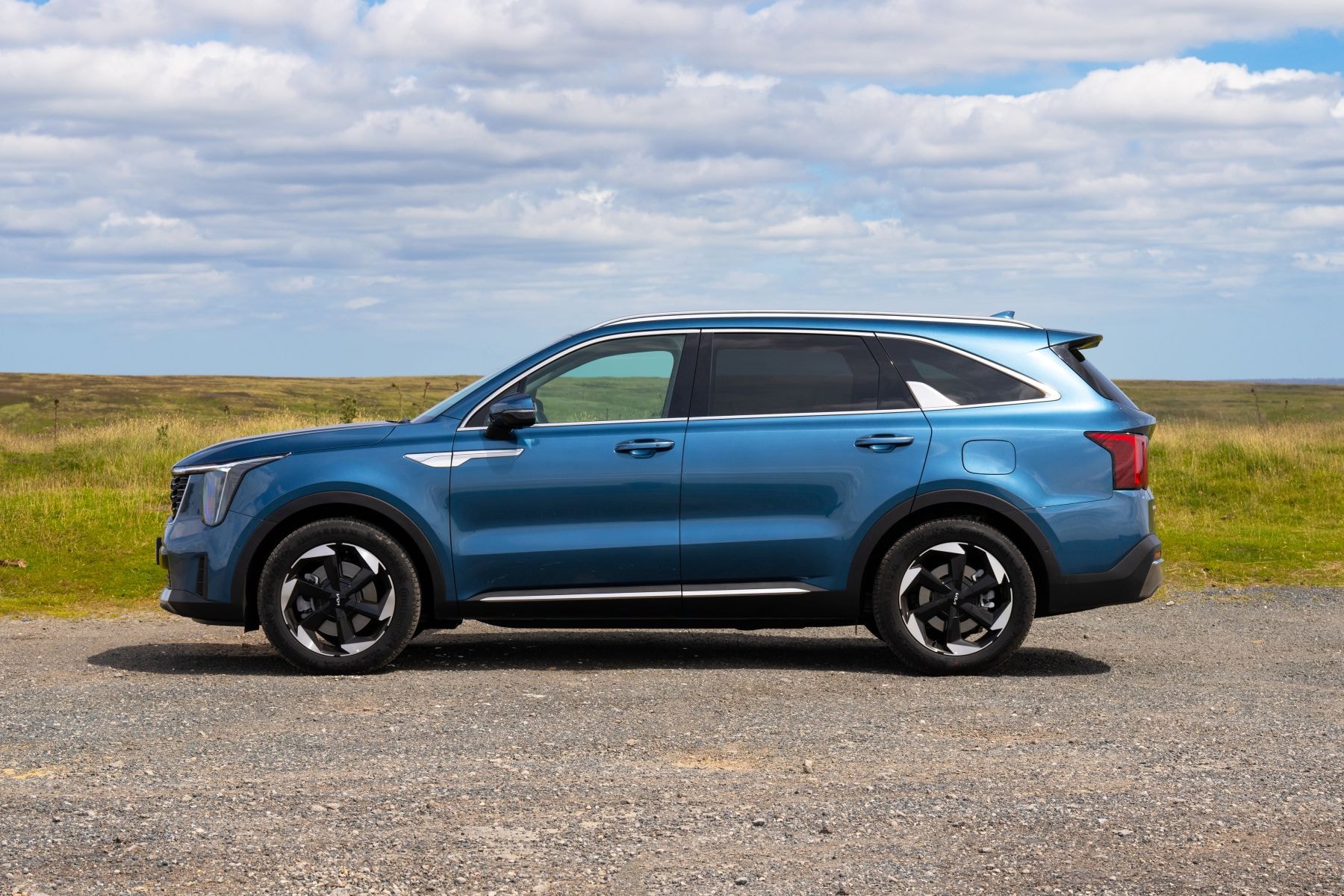 Frontal del Kia Sorento, con líneas modernas y deportivas.