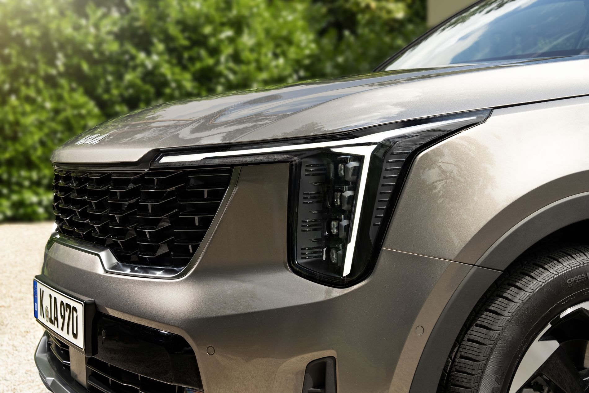 Vista frontal del Kia Sorento, destacando su diseño elegante y moderno.