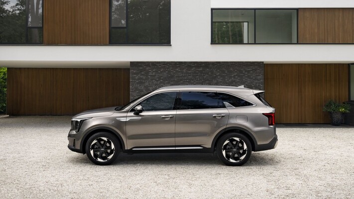 Vista trasera y lateral, subrayando su estilo SUV deportivo. Vista trasera y lateral, subrayando su estilo SUV deportivo.