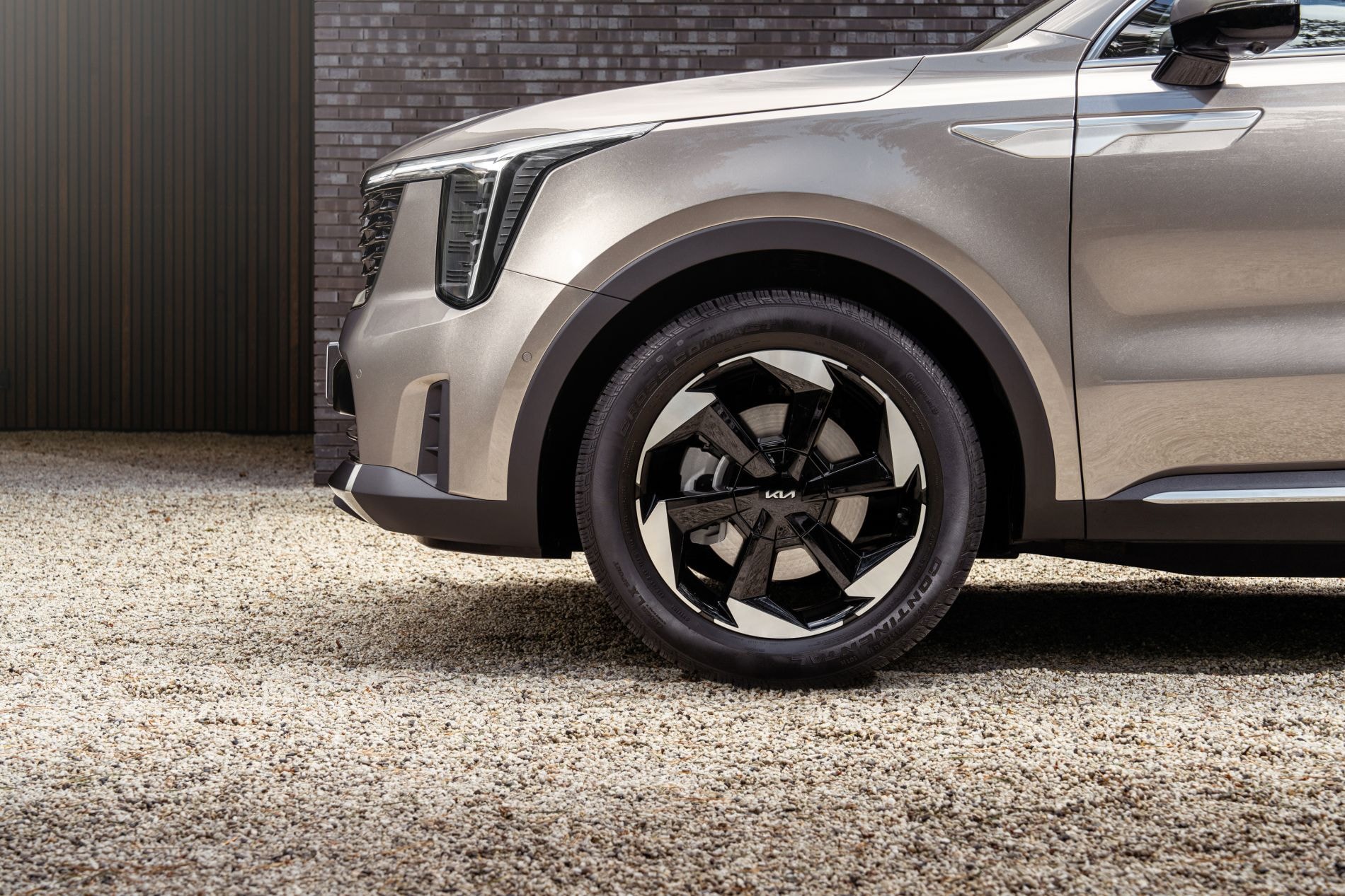 Vista trasera del Kia Sorento, resaltando su diseño moderno.