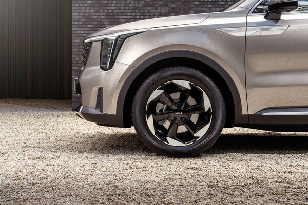 Vista trasera del Kia Sorento, resaltando su diseño moderno. Vista trasera del Kia Sorento, resaltando su diseño moderno.