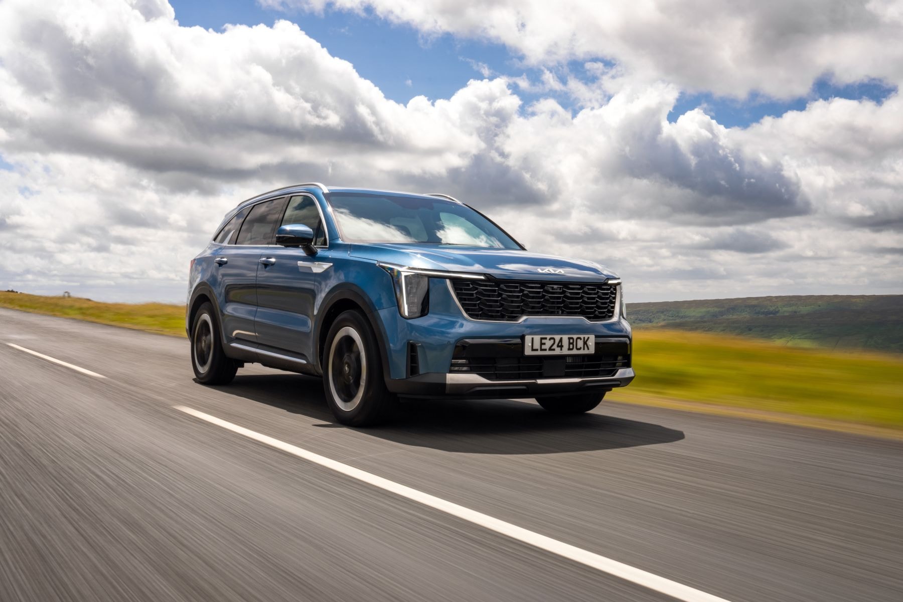 Vista trasera del Kia Sorento, destacando sus luces y diseño.