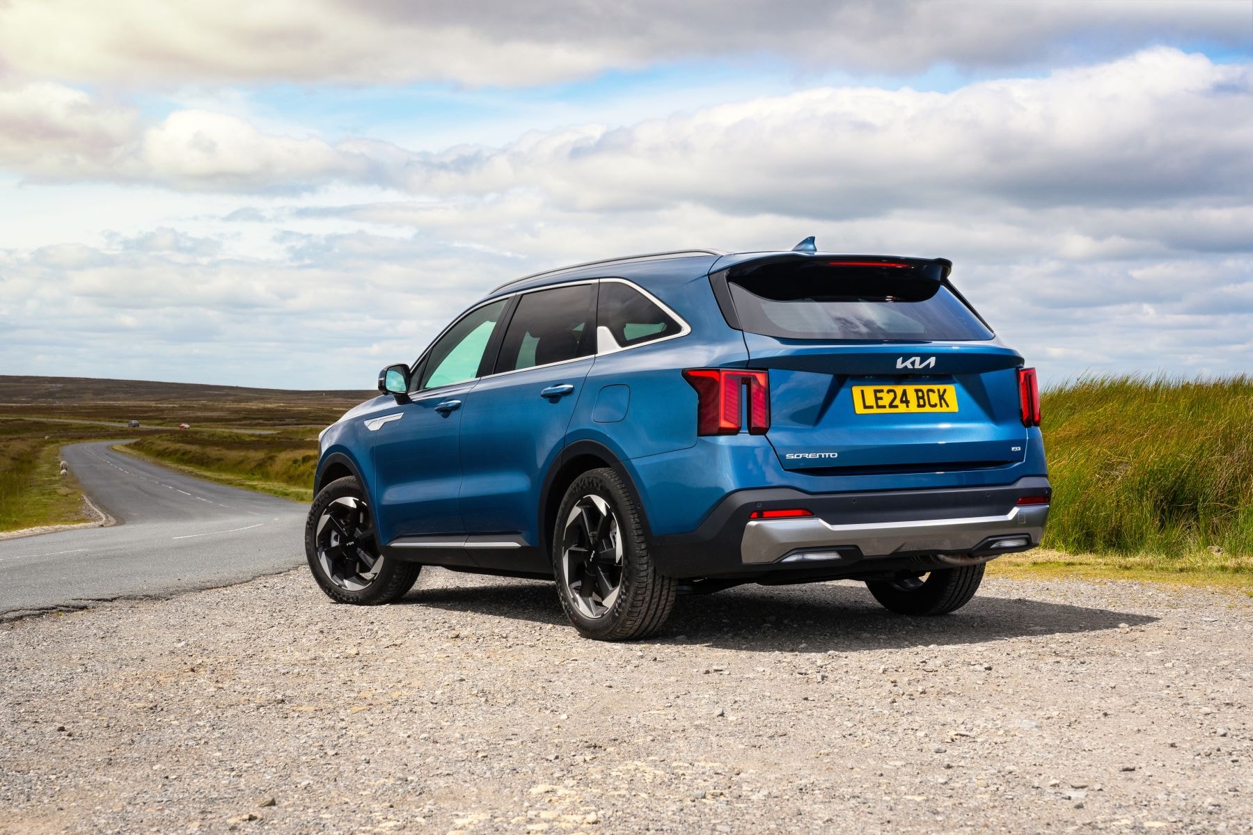 Vista trasera y lateral del Kia Sorento, resaltando su diseño robusto.