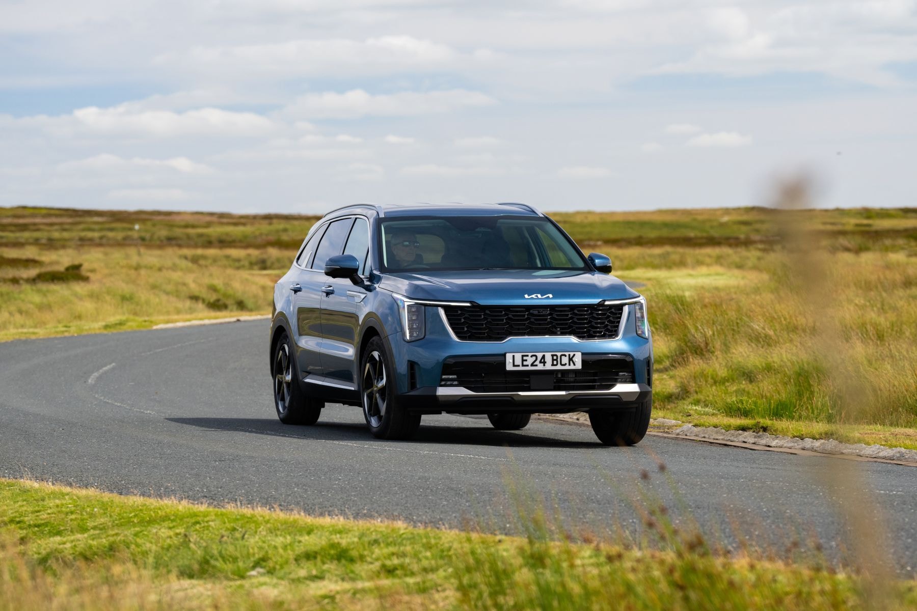 Logo que indica tracción 4x del Kia Sorento, versatilidad en terreno.