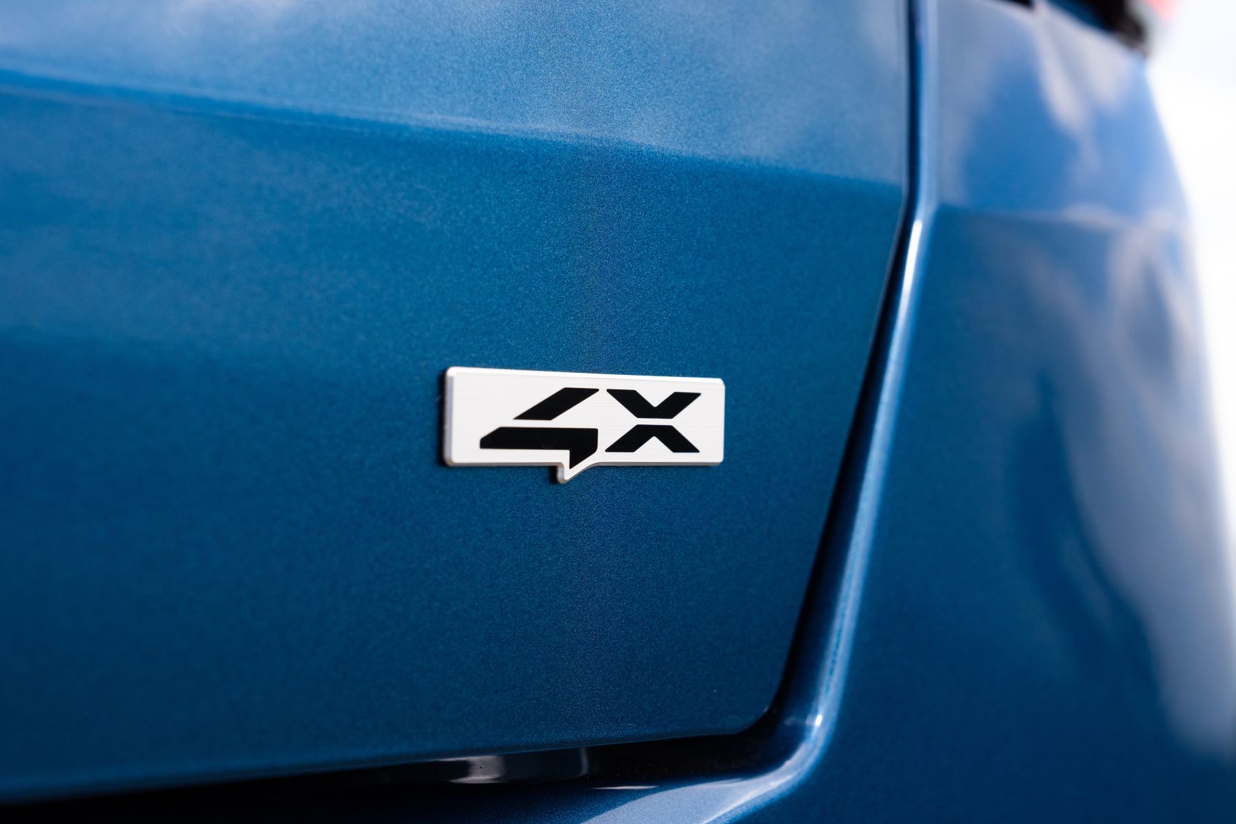 Logotipo del Sorento en la parte trasera, símbolo de calidad.