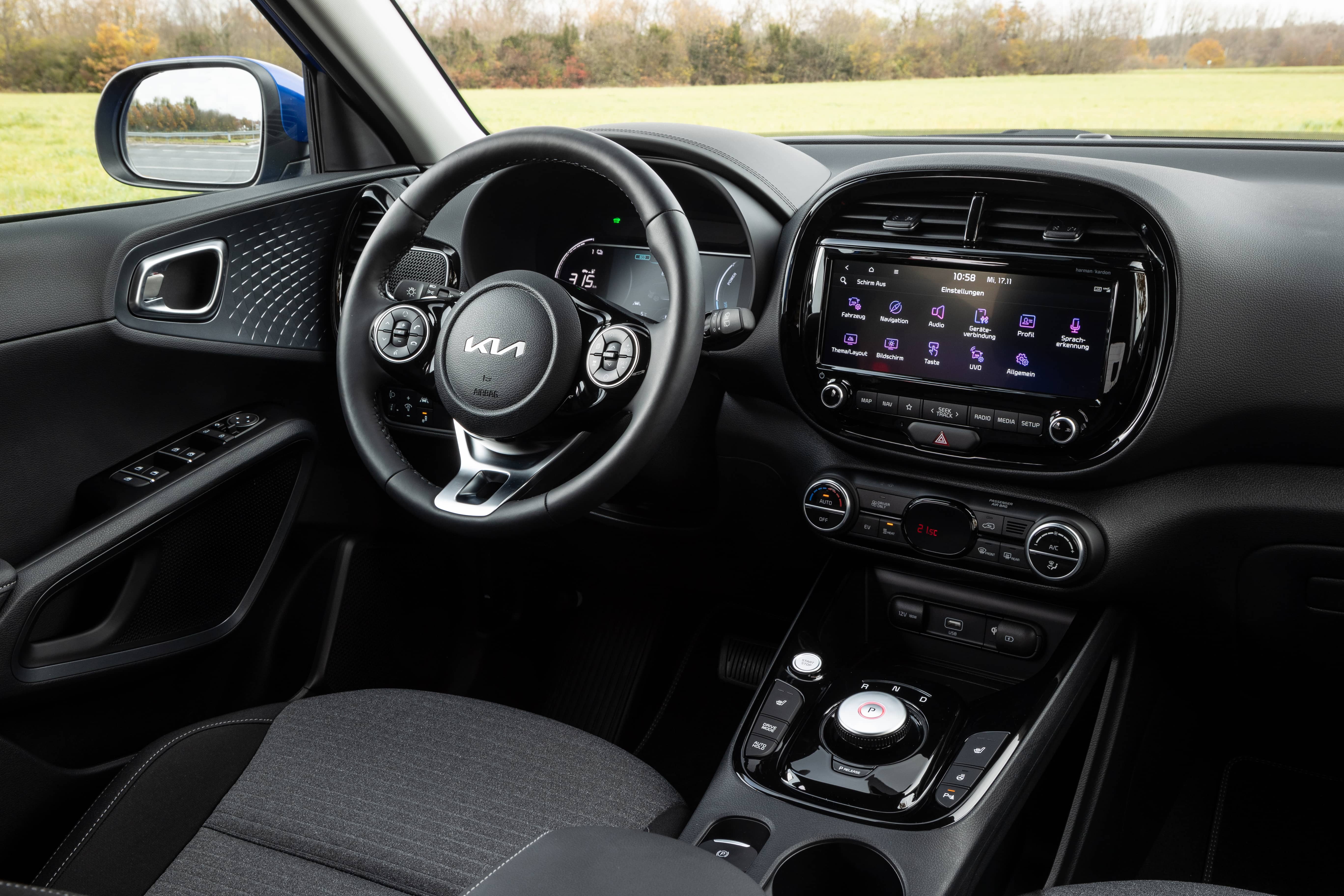 Imagen del interior del Kia e-Soul mostrando el panel de instrumentos digital y la consola central.