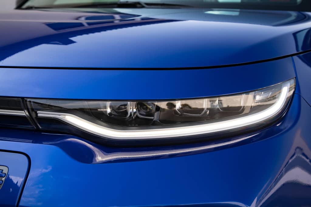 Primer plano del faro delantero del Kia e-Soul, resaltando su tecnología LED.