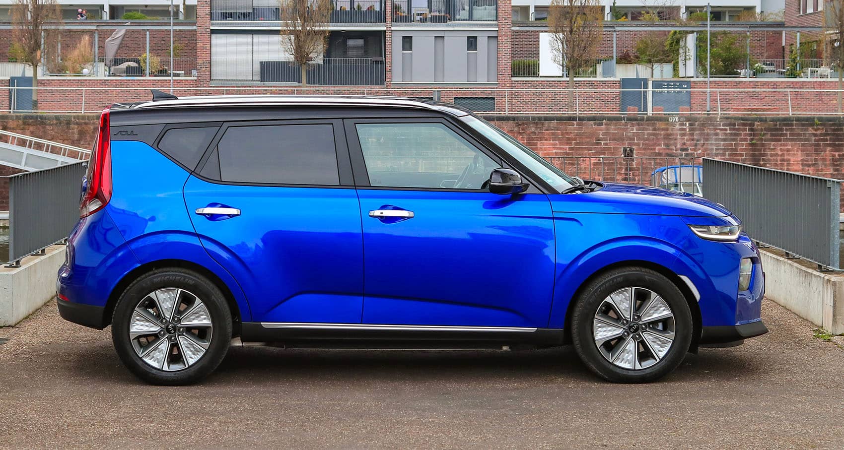 Vista lateral del Kia e-Soul en color azul destacando su diseño compacto.