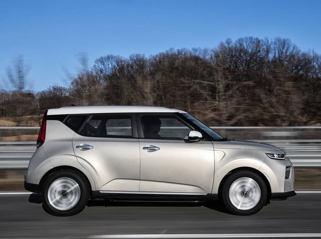 Dinámica lateral del Kia e-Soul mostrando el movimiento y líneas aerodinámicas.