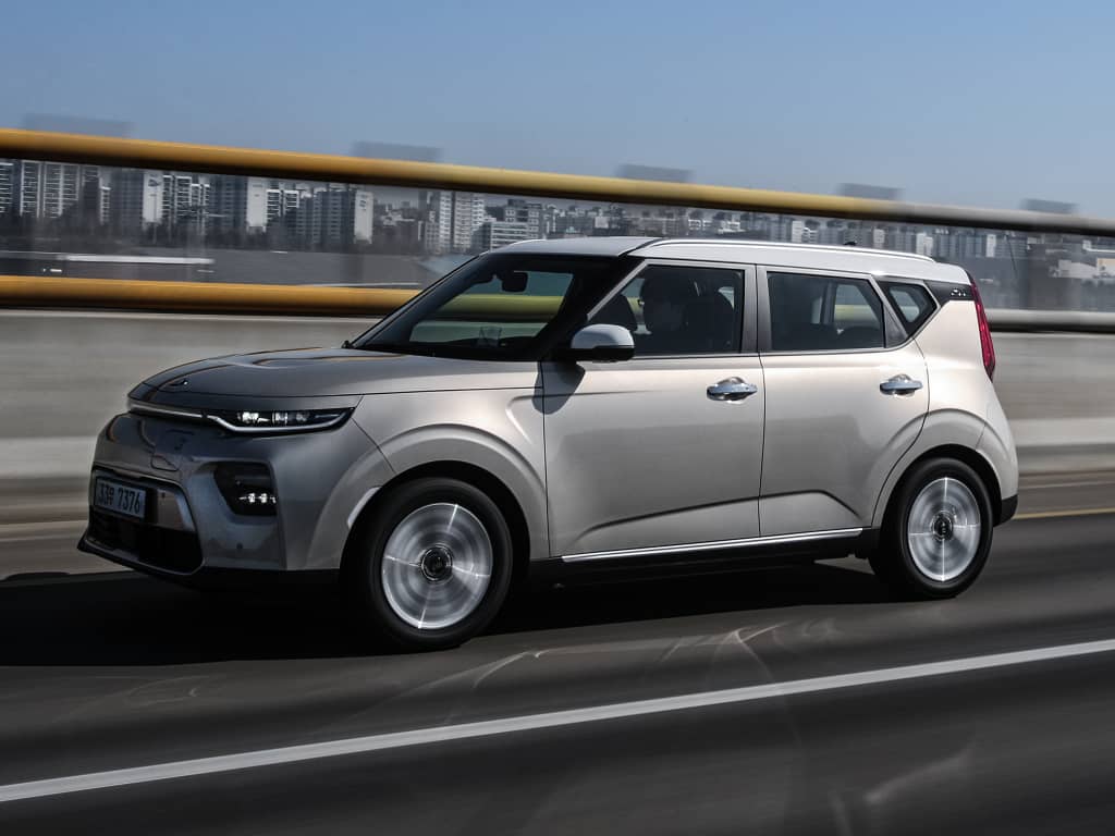 Perfil dinámico del Kia e-Soul demostrando su estabilidad y diseño vanguardista.