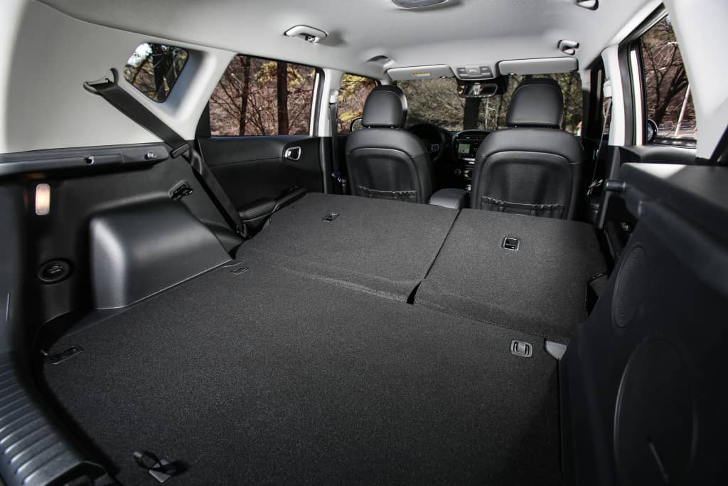 Vista del maletero del Kia e-Soul con los asientos traseros abatidos para mayor espacio.