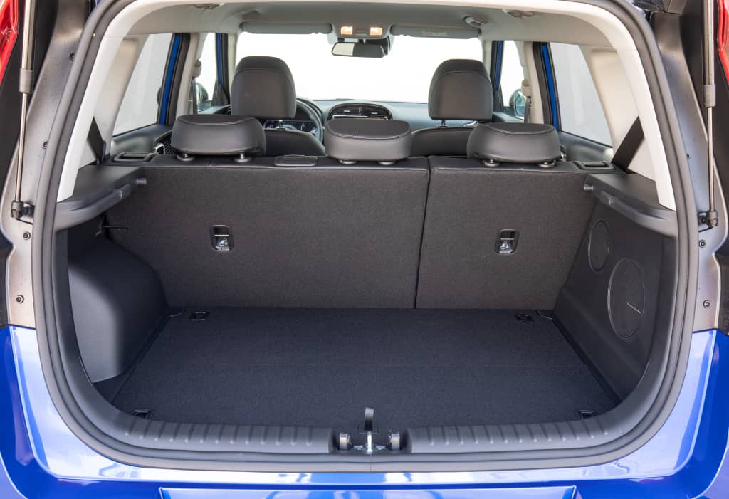 Espacio del maletero del Kia e-Soul vacío, ilustra la capacidad de carga utilitaria.