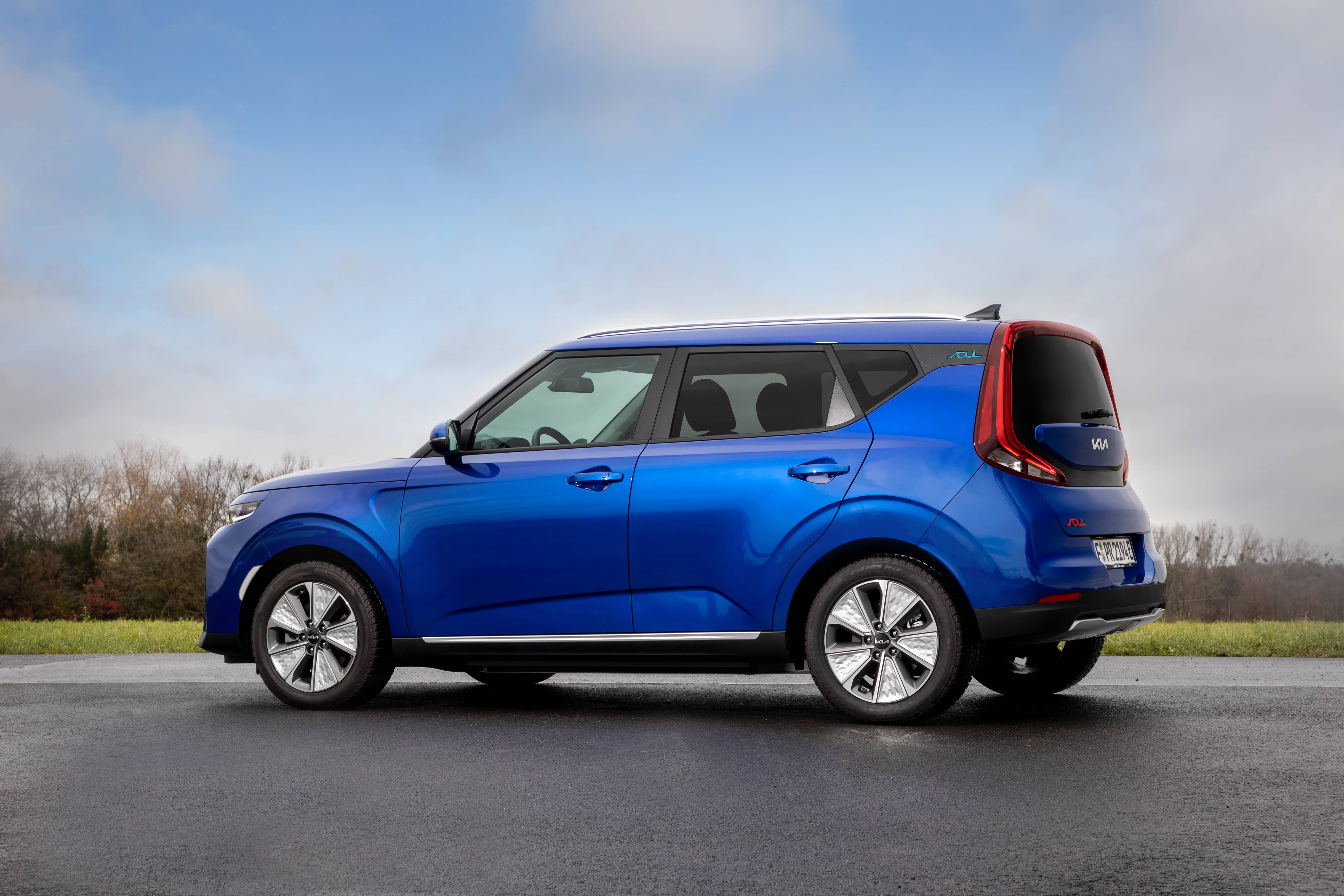 Vista lateral del Kia e-Soul destacando su diseño y llantas.