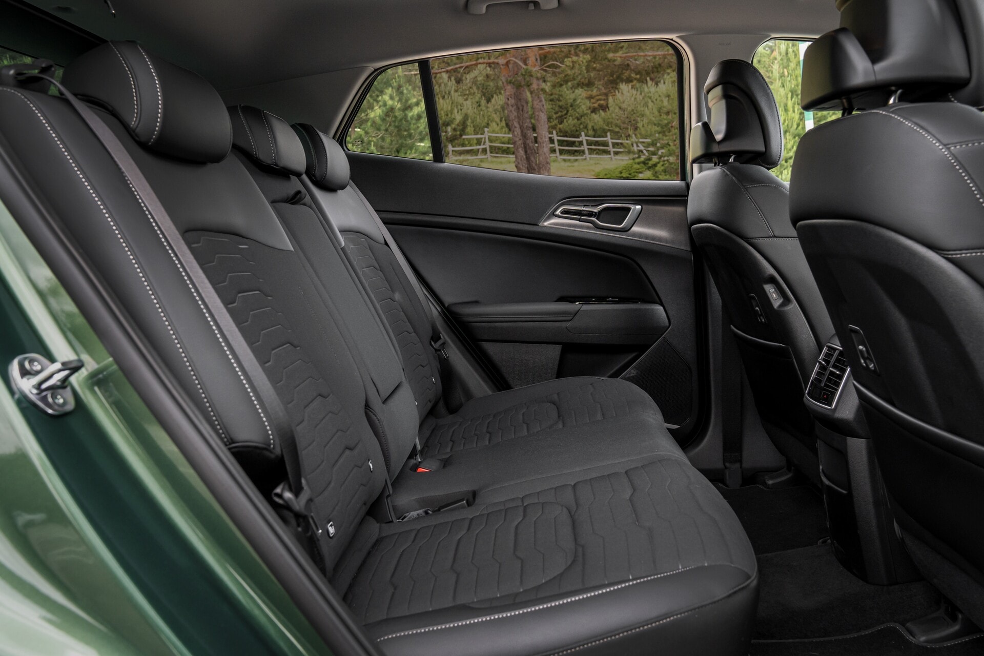 Imagen de los asientos traseros, resaltando la comodidad y el espacio disponible.