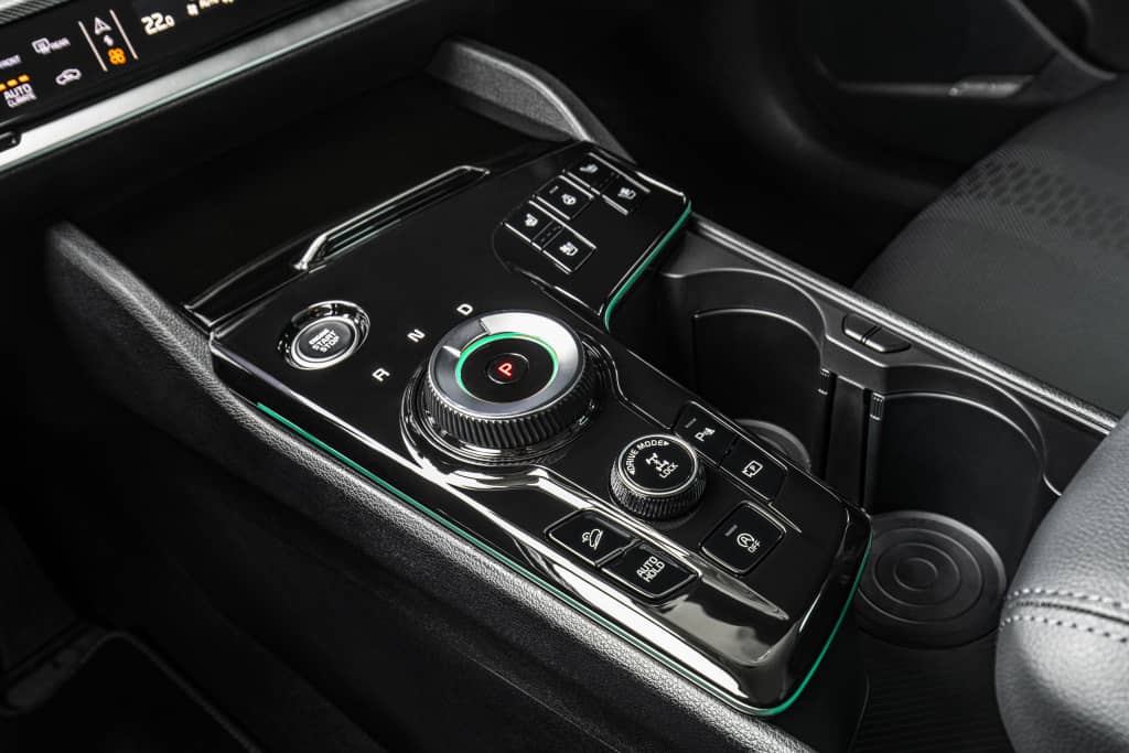 Consola central con cambio automático y controles para el sistema híbrido.