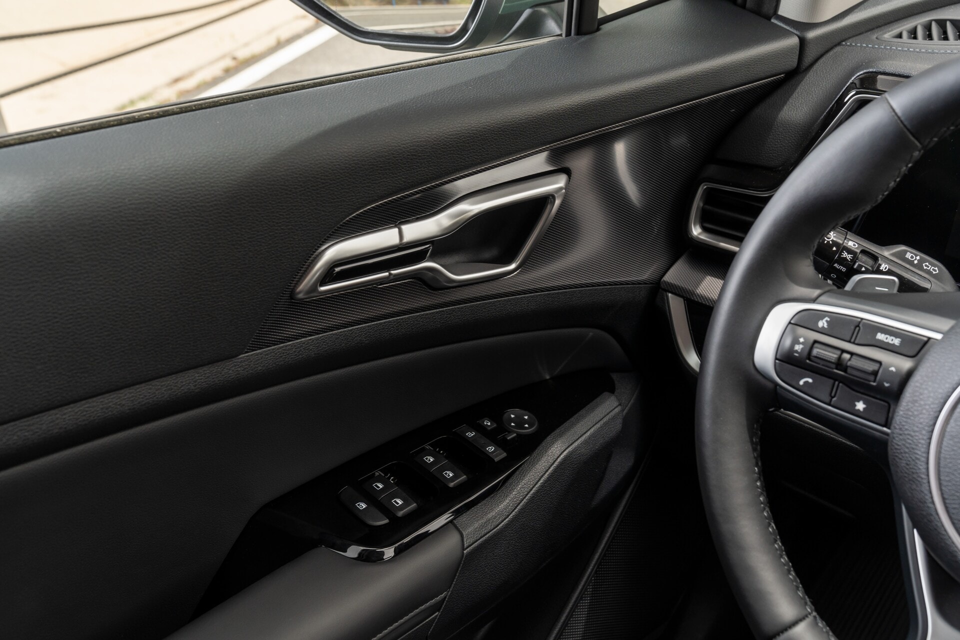 Detalles de los controles en la puerta del conductor.