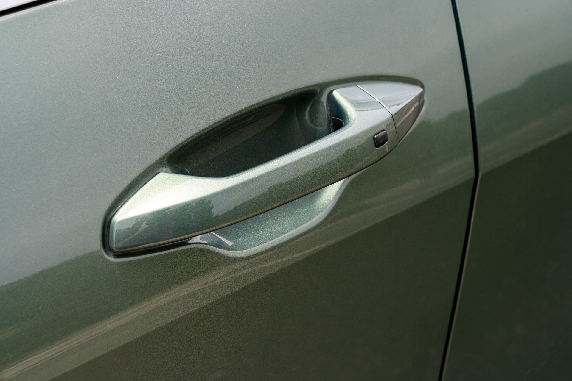 Detalle del mango de la puerta con integración de llave inteligente.